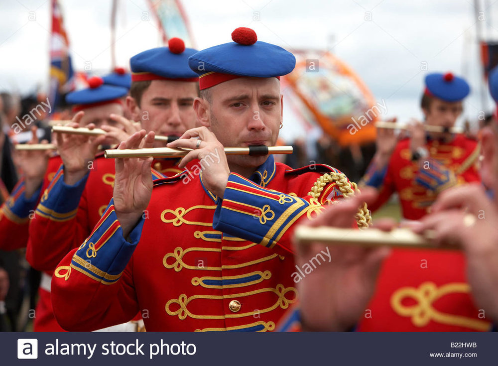 members-of-a-loyalist-flute-band-playing-during-12th-july-orangeman-B22HWB.jpg