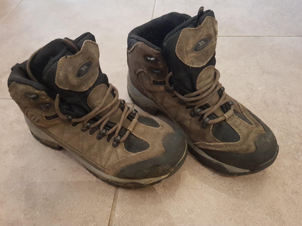 TRESPASS WALKING BOOTS SIZE 7