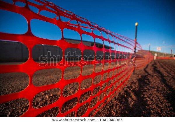 red-plastic-industry-protection-fence-600w-1042948063.jpg.a34e348d46c128a334966c17cc3285fb.jpg