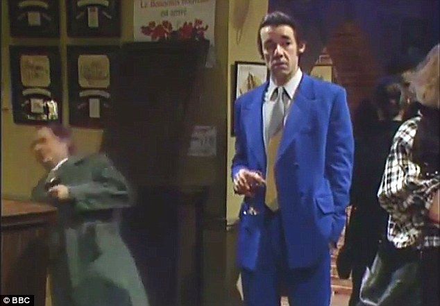 4F81939300000578-6111319-Del_Boy_tells_his_friend_to_play_it_cool_as_he_tries_to_lean_aga-m-24_1535568871583.jpg